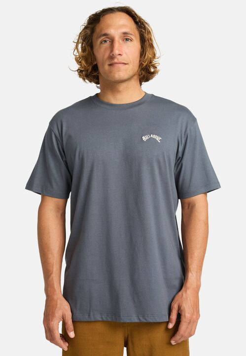 Camiseta modelo Arch Crew SS de Billabong color negro lavado
